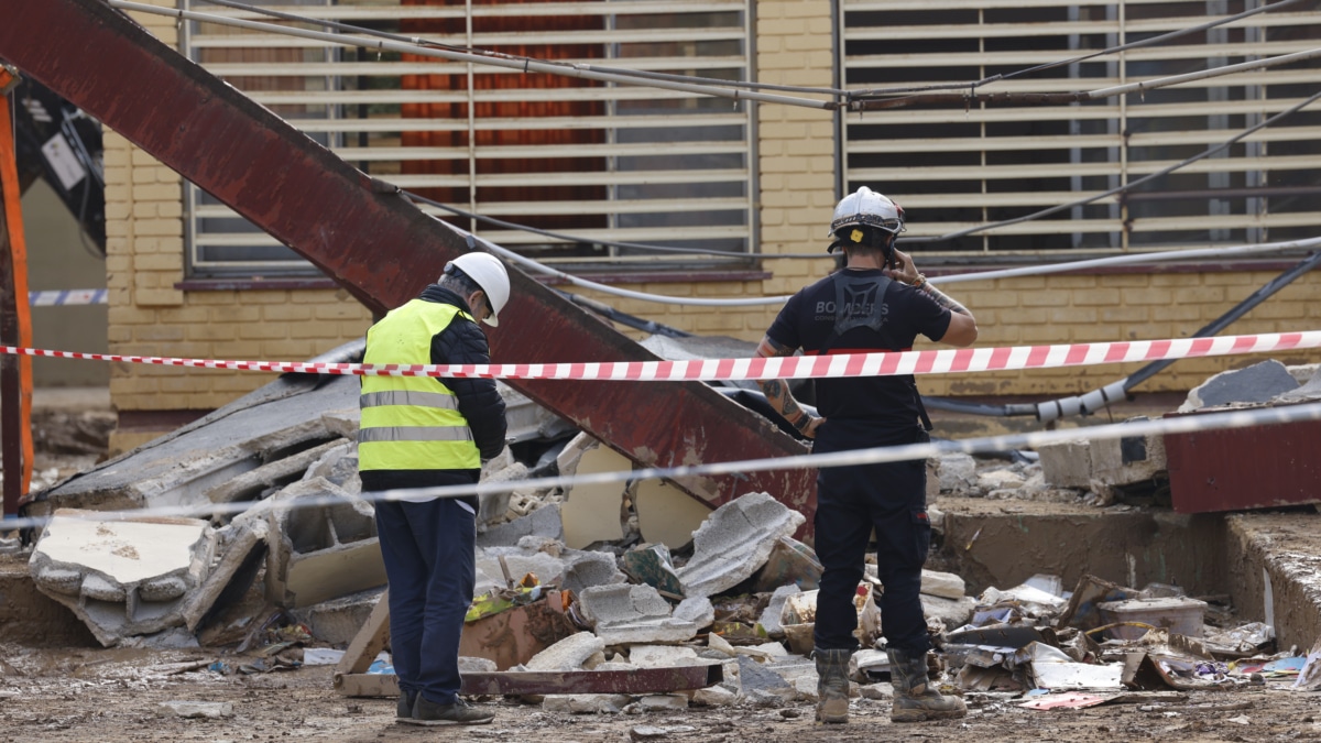 Fallece un operario que limpiaba un colegio de Massanassa tras derrumbarse parte del tejado