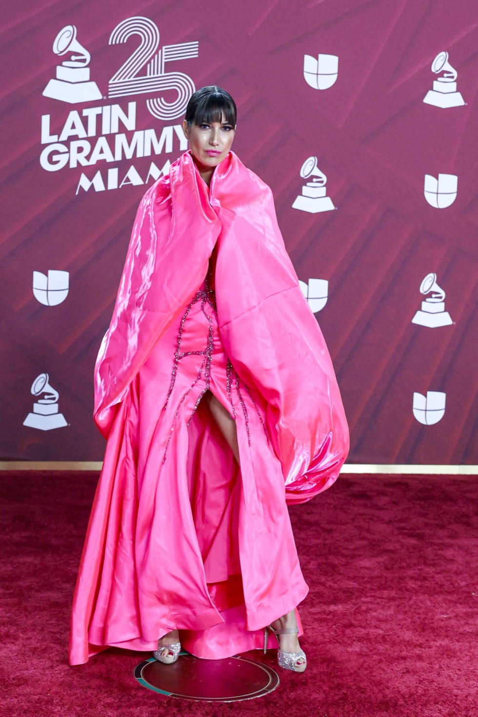 La actriz Tatiana Mendoza en la alfombra roja de los Latin Grammy 2024.