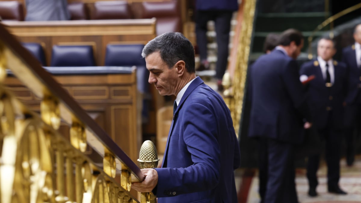 MADRID, 28/11/2024.- El presidente del Gobierno, Pedro Sánchez (i) a su llegada al pleno celebrado este jueves en el Congreso. EFE/Javier Lizón