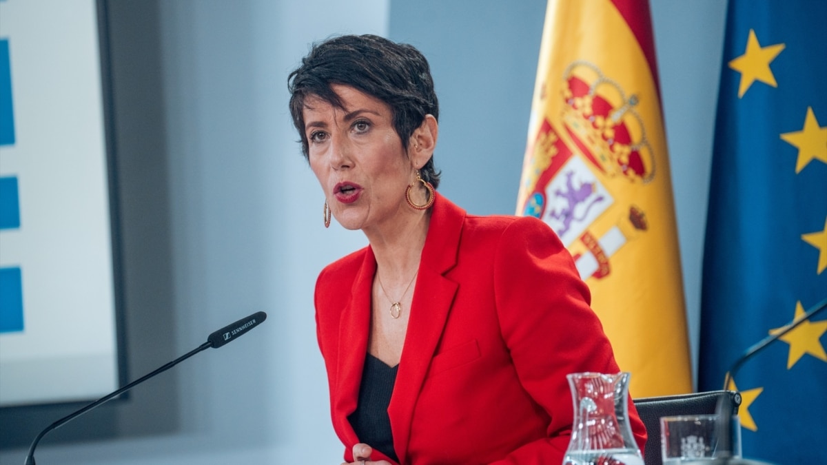 La ministra de Inclusión, Seguridad Social y Migraciones, Elma Saiz, durante la rueda de prensa tras el consejo de ministros, en el complejo de la Moncloa.