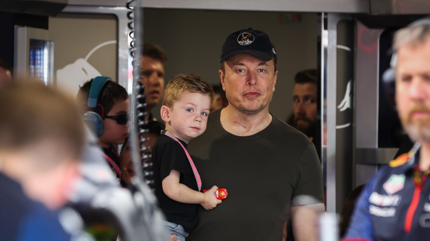 Elon Musk y su hijo X Æ A-12 asisten al Miami Grand Prix 2023 de Fórmula 1.