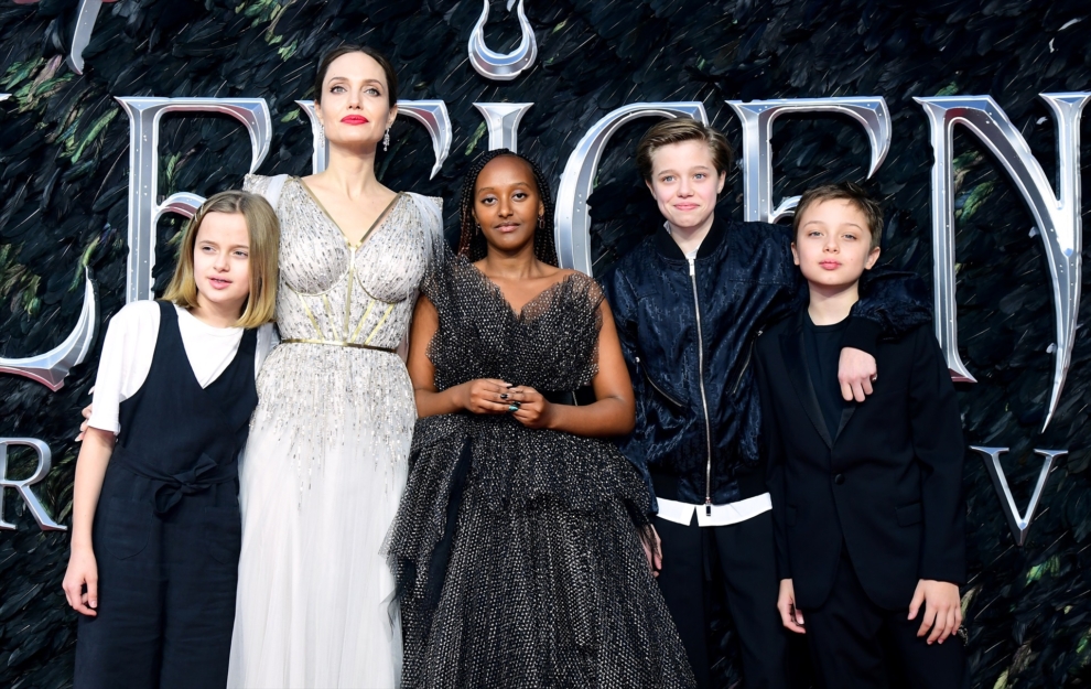 De izquierda a derecha: Vivienne Jolie, Angelina Jolie, Zahara Jolie, Shiloh Jolie y Knox Jolie-Pitt.