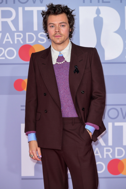 Hary Styles luce un collar de perlas en una alfombra roja en 2020. 