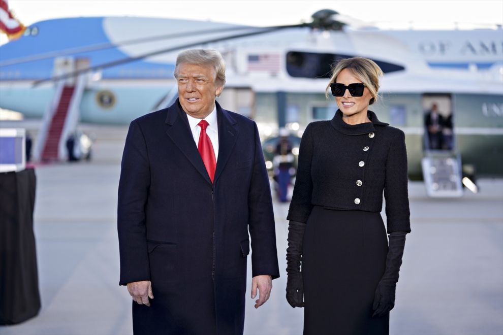 Donald y Melania Trump durante la ceremonia de despedida en la Base de la Fuerza Aérea Andrews, Maryland.