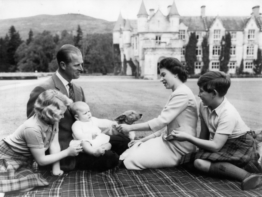 La reina Isabel II junto a su marido, el duque de Edimburgo, y sus hijos Carlos, Ana y Andrés en el Castillo de Balmoral de Escocia junto a un perro corgis.