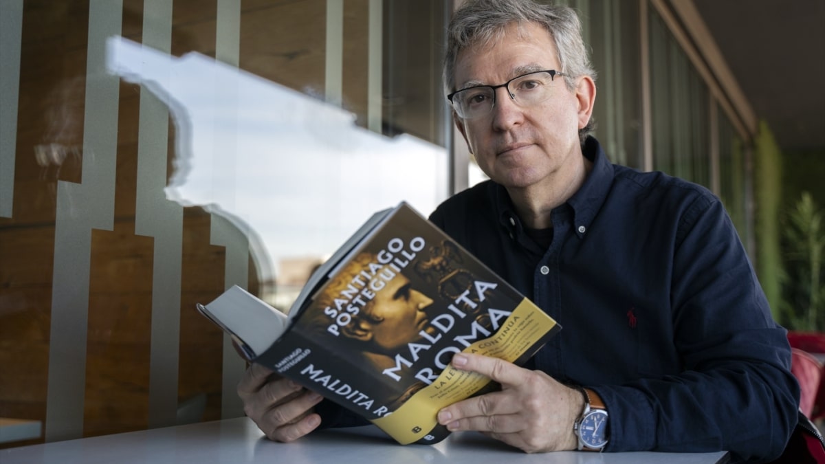 FOTO DE ARCHIVO. El escritor Santiago Posteguillo con su libro 'Maldita Roma'