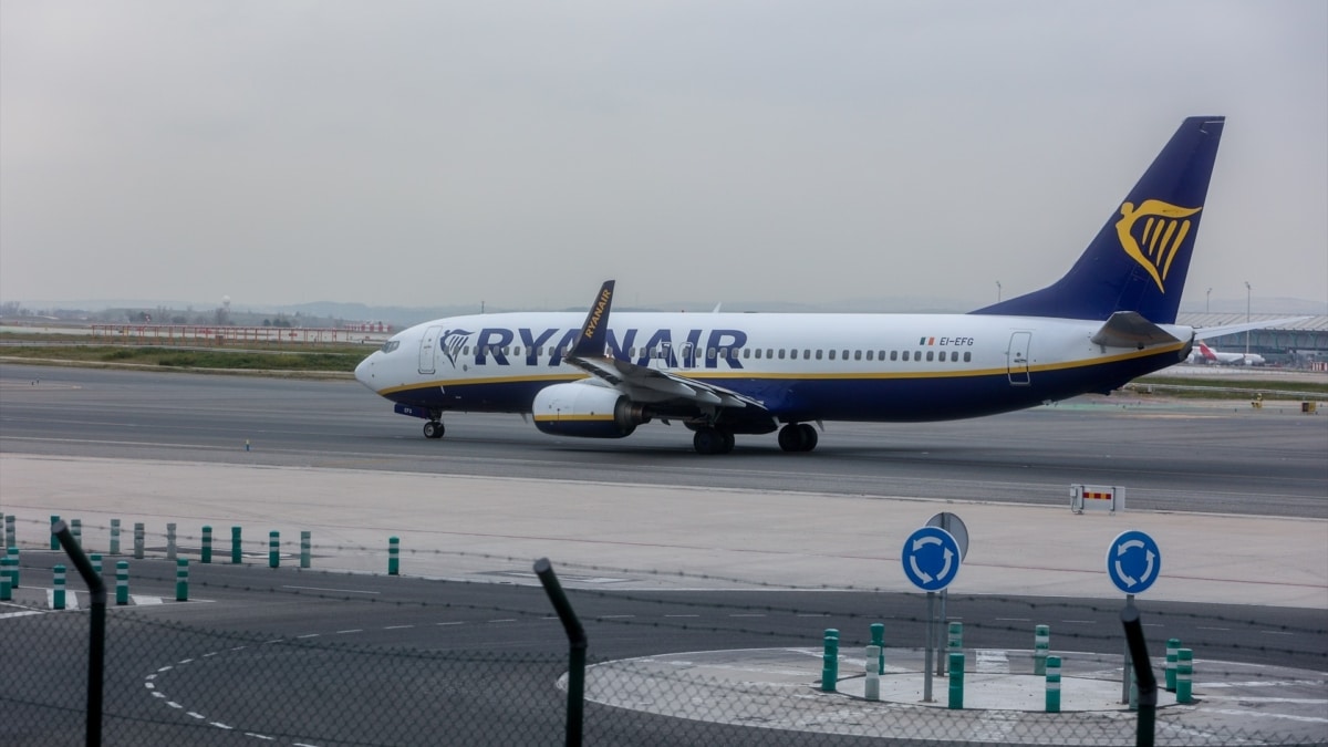 Un avión de la aerolínea Ryanair en el aeropuerto Adolfo Suárez Madrid-Barajas.