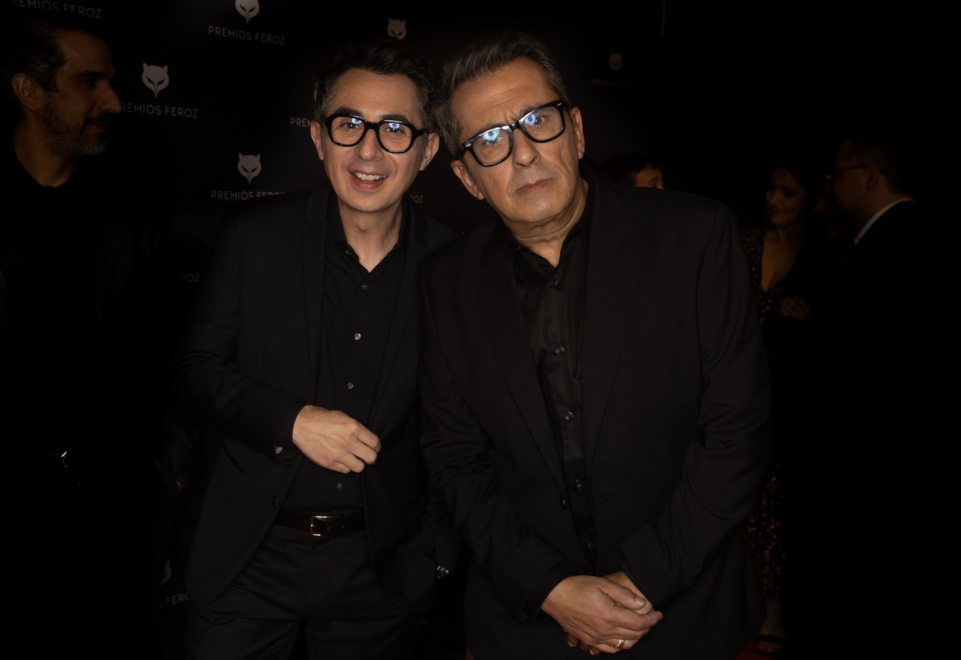 Los presentadores Berto Romero y Andreu Buenafuente posan antes de la gala de los Premios Feroz.