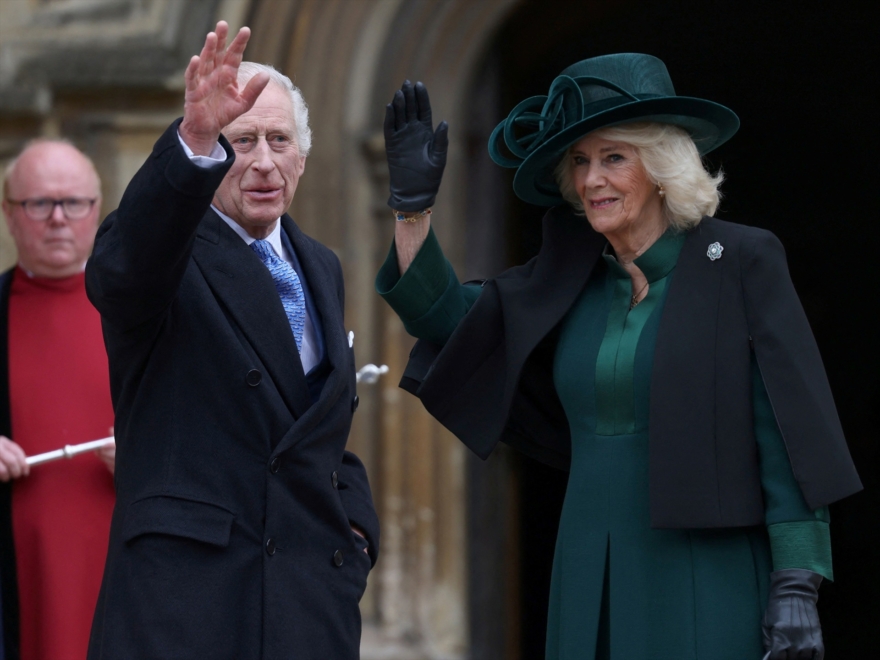 El rey Carlos III y la reina Camilla en la misa de Pascua de este año. 