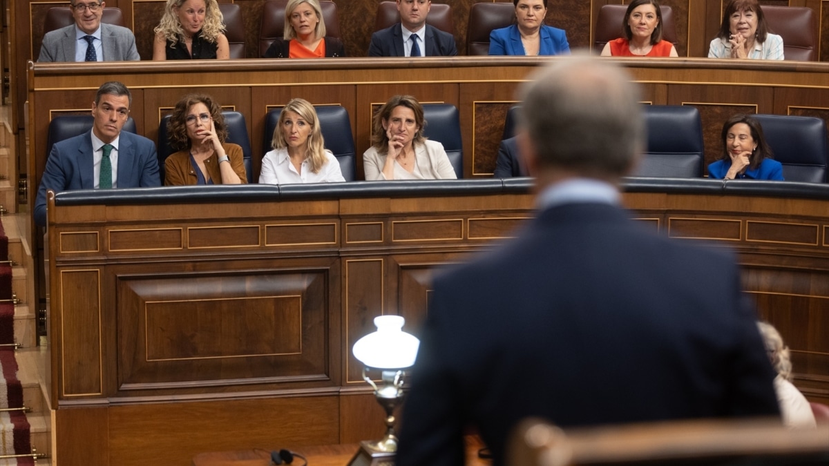 Pedro Sánchez, María Jesús Montero, Yolanda Díaz, Teresa Ribera y Margarita Robles observan a Alberto Núñez Feijóo mientras interviene durante una sesión de control al Gobierno en el Congreso el pasado mes de junio.