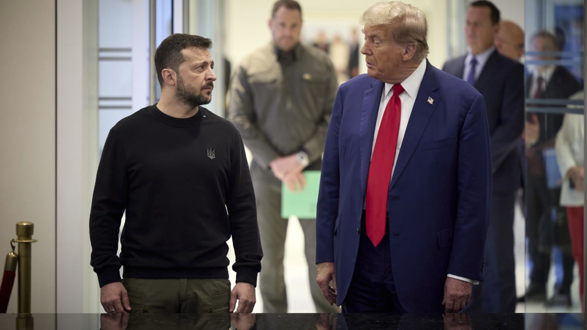 El presidente de Ucrania, Volodimir Zelenski, i, junto a Donald Trump, en Nueva York.