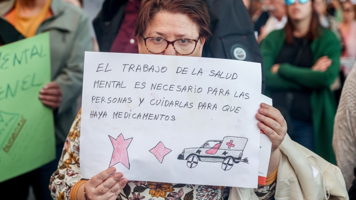 Una mujer sostiene un cartel durante la manifestación con motivo del Día Mundial de la Salud Mental el pasado octubre, en Madrid.