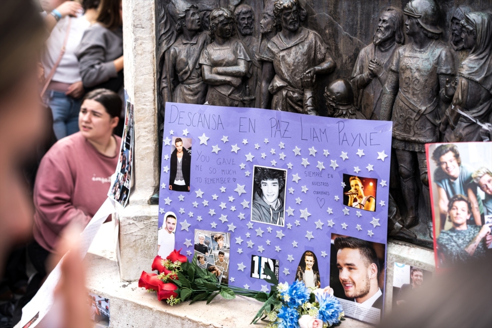 Un homenaje en memoria del cantante Liam Payne, en la plaza de Santa Ana de Madrid (España).