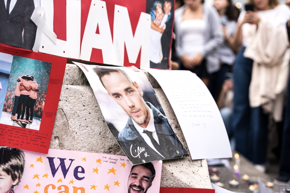 Un homenaje en memoria del cantante Liam Payne, en la plaza de Santa Ana, en Madrid (España).