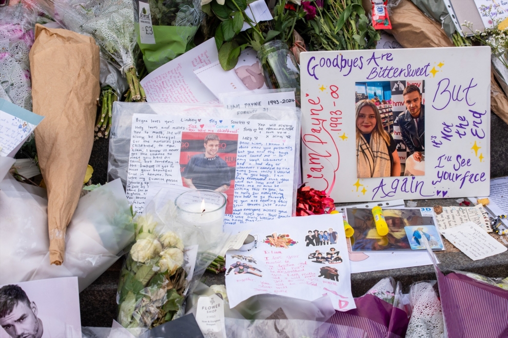 Homenaje a Liam Payne en la estatua de Peter Park de Hyde Park en Londres. 