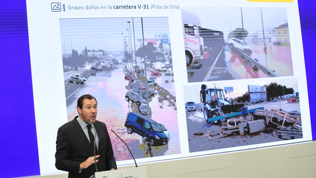 (Foto de ARCHIVO) El ministro de Transportes y Movilidad Sostenible, Óscar Puente, atiende a los medios de comunicación, en la sede del MInisterio, a 31 de octubre de 2024, en Madrid (España). Durante sus declaraciones, ha dado a conocer el estado de la infraestructura ferroviaria y las carreteras tras el paso de la DANA. Asimismo ha destacado que los aeropuertos funcionan con normalidad y no ha habido incidencias. Aunque sus declaraciones se hayan basado en estas informaciones, Puente ha dicho ‘’que el interés de lo sucedido está en las víctimas y sus familias’’. Fernando Sánchez / Europa Press 31/10/2024