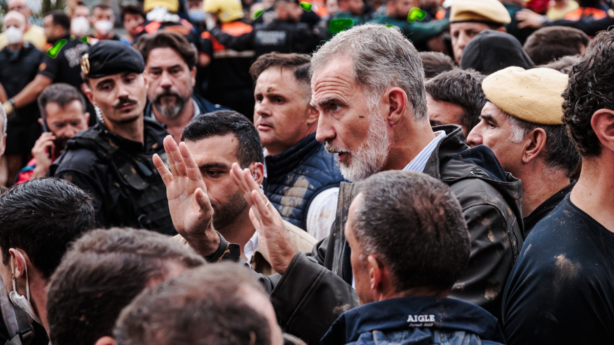 Los Reyes aplazan su visita a Chiva (Valencia) tras los lanzamientos de barro y gritos de "asesinos" en Paiporta