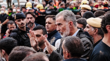 Los Reyes aplazan su visita a Chiva (Valencia) tras los lanzamientos de barro y gritos de "asesinos" en Paiporta