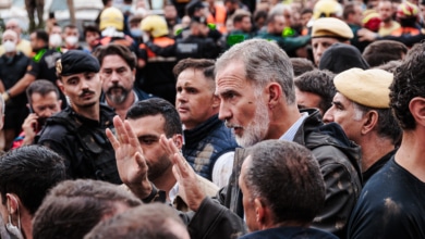 Los Reyes aplazan su visita a Chiva (Valencia) tras los lanzamientos de barro y gritos de "asesinos" en Paiporta