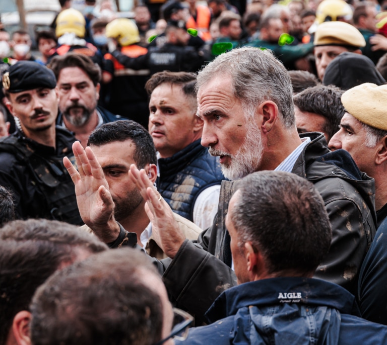 Los Reyes aplazan su visita a Chiva (Valencia) tras los lanzamientos de barro y gritos de "asesinos" en Paiporta