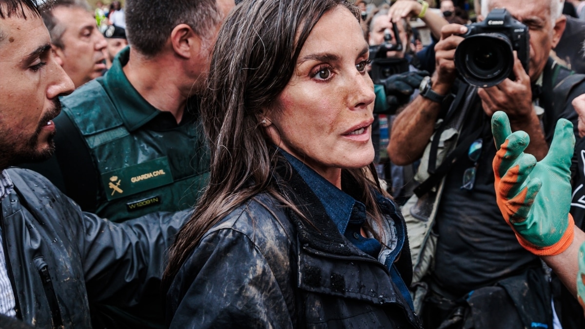 La reina Letizia, durante su visita a Paiporta (Valencia).