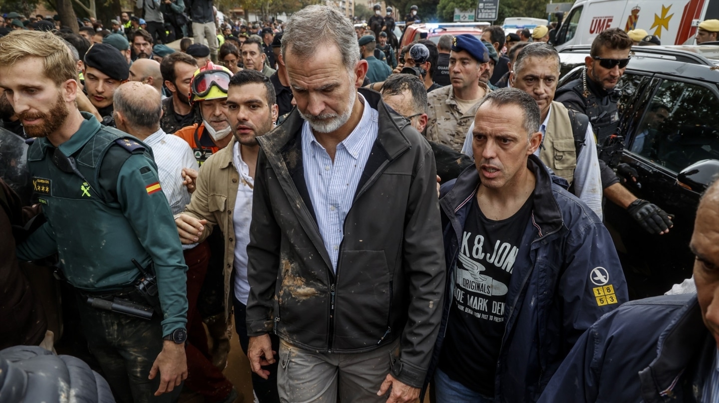 El Rey Felipe VI durante su visita a una zona afectada por la DANA, este domingo