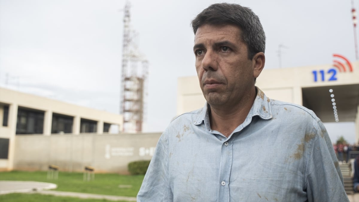 Carlos Mazón, durante su visita al centro del 112 en Valencia.