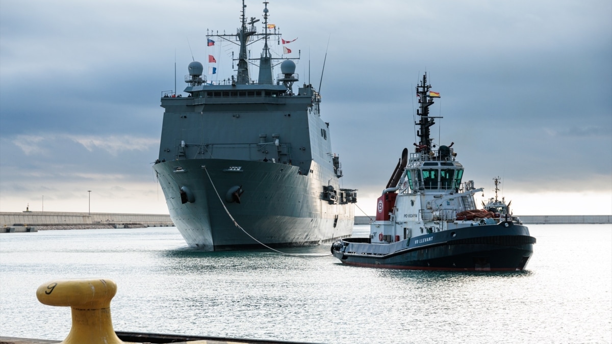 El buque anfibio Galicia llega al Puerto de Valencia.