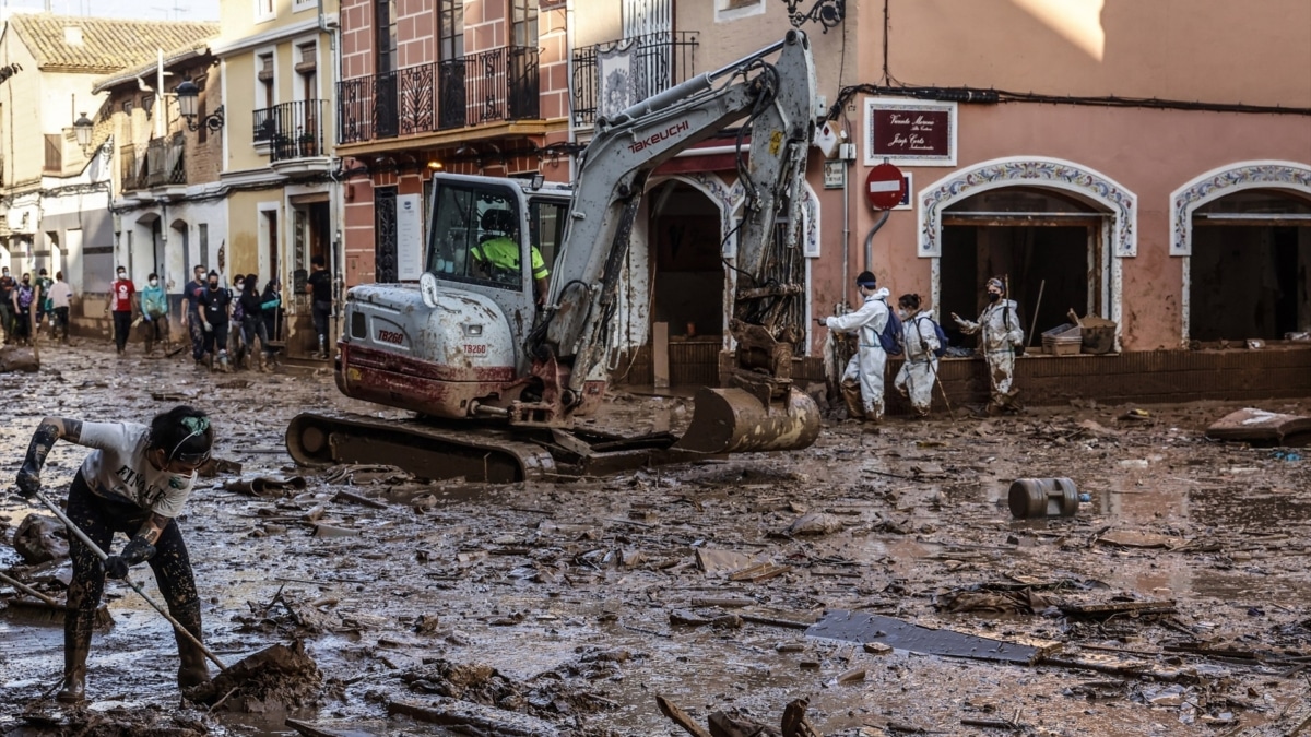 Una excavadora en una calle de Paiporta.