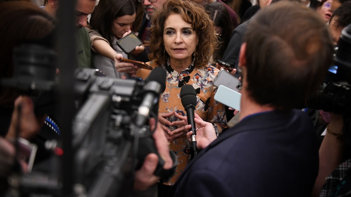 La vicepresidenta primera y ministra de Hacienda, María Jesús Montero, durante el Pleno del Congreso, a 13 de noviembre de 2024, en Madrid (España). El pleno ha comenzado con la intervención de Torres para informar de las consecuencias de la DANA que asoló Valencia y otras provincias la semana pasada provocando más de 210 muertos y decenas de desaparecidos. La comparecencia fue solicitada por el propio ministro con idea de informar de los mecanismos de prevención, el funcionamiento de los sistemas de alerta, la gestión de la emergencia, el cómputo de daños causados por el temporal y las ayudas que tiene previstas el Ejecutivo, entre otros asuntos. Además, el PP y VOX pedirán al Gobierno explicaciones por la gestión de la DANA. Fecha: 13/11/2024