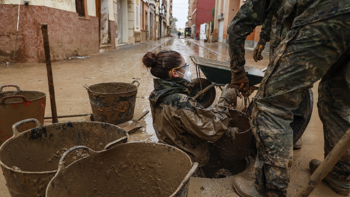 Militares trabajan para desatascar las alcantarillas en Paiporta (Comunidad Valenciana)