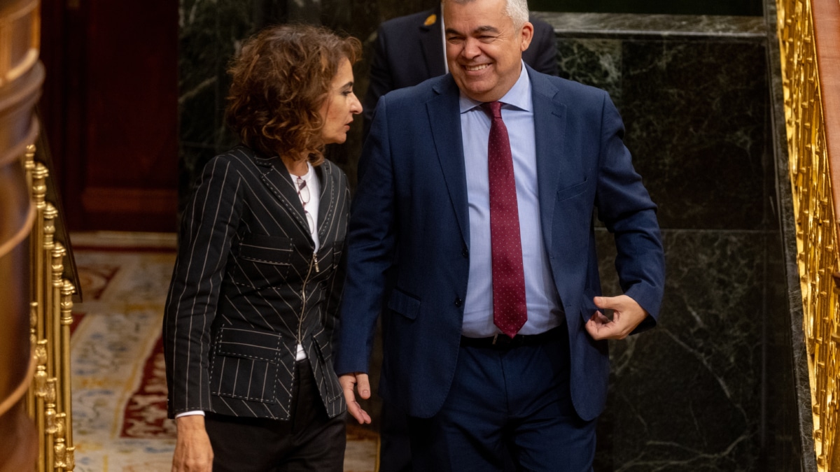 La vicepresidenta primera y ministra de Hacienda, María Jesús Montero y el secretario de Organización del PSOE, Santos Cerdán, salen de un pleno en el Congreso de los Diputados, a 14 de noviembre de 2024, en Madrid (España)