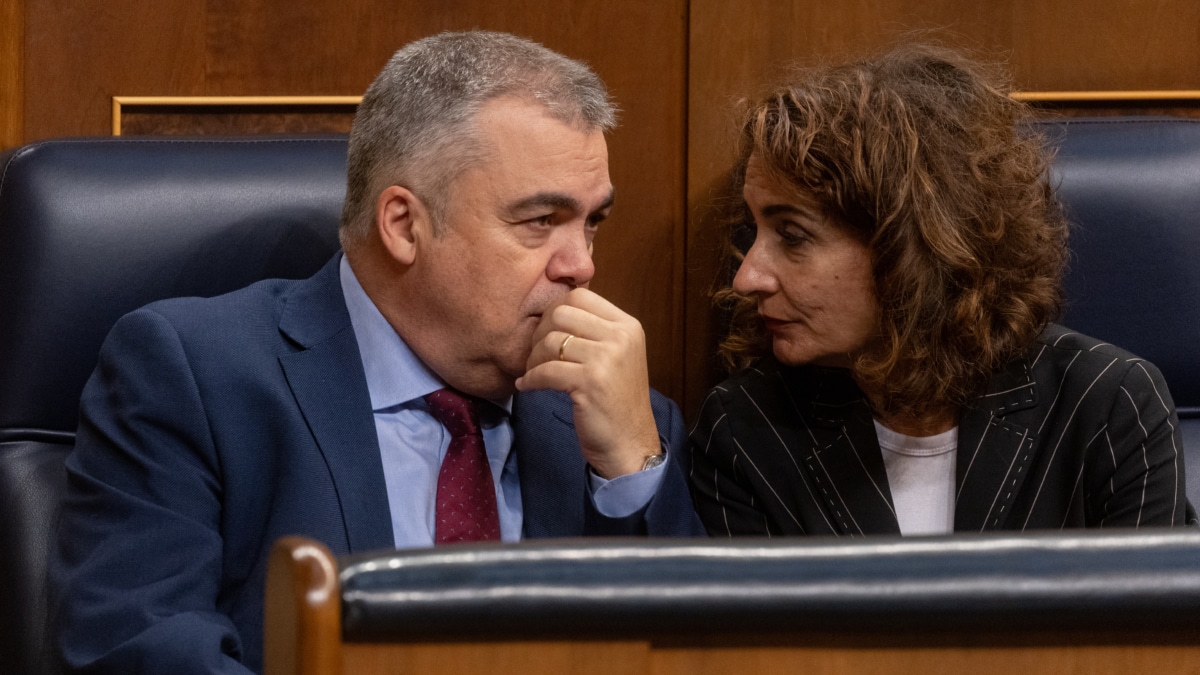 (Foto de ARCHIVO) El secretario de Organización del PSOE, Santos Cerdán y la vicepresidenta primera y ministra de Hacienda, María Jesús Montero, durante un pleno en el Congreso de los Diputados, a 14 de noviembre de 2024, en Madrid (España). El Pleno del Congreso celebra hoy la segunda y definitiva votación de los once candidatos propuestos por el PSOE, Sumar, ERC, Junts, PNV y Podemos para formar parte del Consejo de RTVE, una votación secreta en la que no caben los errores ni las fugas de voto dado lo ajustado del resultado. Eduardo Parra / Europa Press 14/11/2024