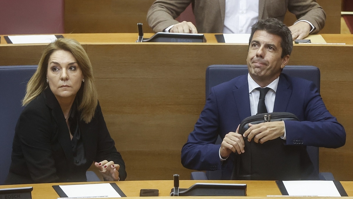 La vicepresidenta y consellera de Servicios Sociales, Igualdad y Vivienda, Susana Camarero, y el presidente de la Generalitat Valenciana, Carlos Mazón, durante la sesión plenaria en Les Corts Valencianes el pasado viernes.