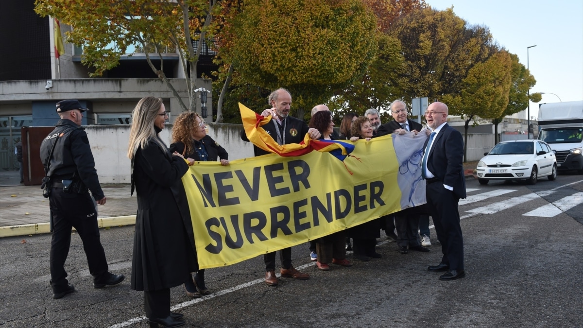 El abogado Gonzalo Boye junto con representantes de Junts a su llegada a la Audiencia Nacional en San Fernando de Henares, Madrid.