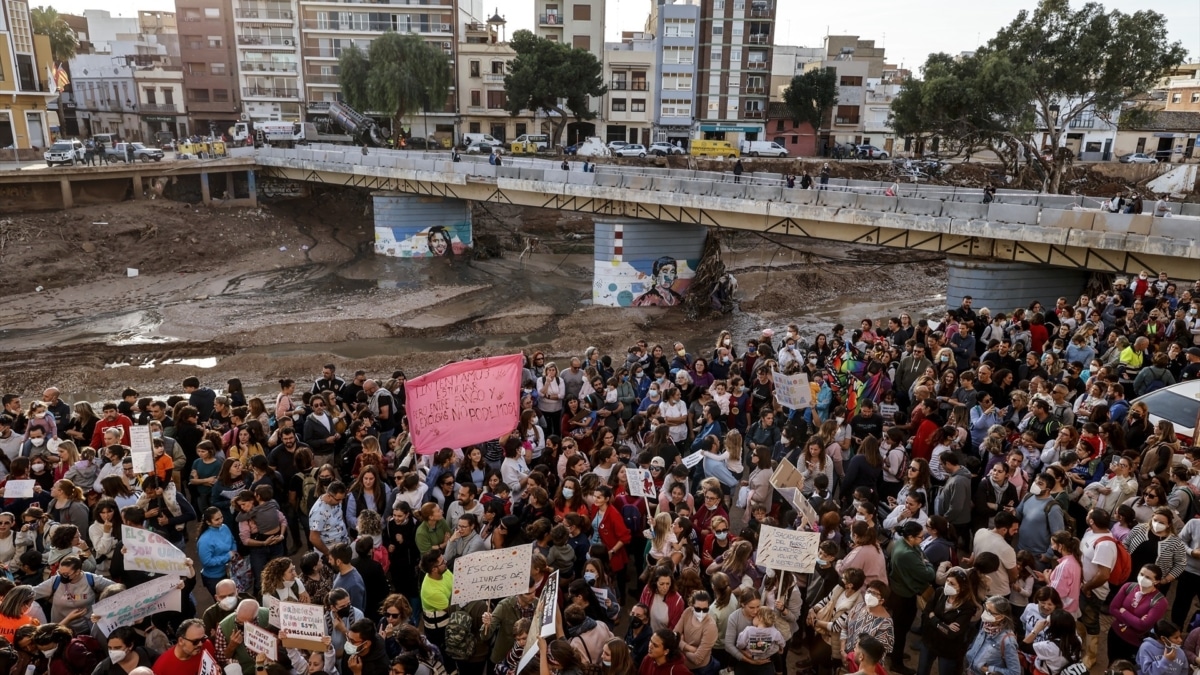 Decenas de personas se concentran frente al ayuntamiento de Paiporta para pedir la vuelta a las clases de los alumnos.