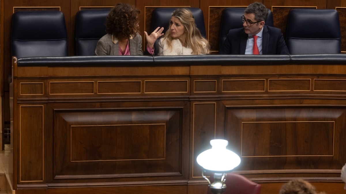 La vicepresidenta primera y ministra de hacienda, María Jesús Montero, la vicepresidenta primera y ministra de Trabajo, Yolanda Díaz y el ministro de la Presidencia, Relaciones con las Cortes y Justicia, Félix Bolaños, durante la sesión plenaria en el Congreso.