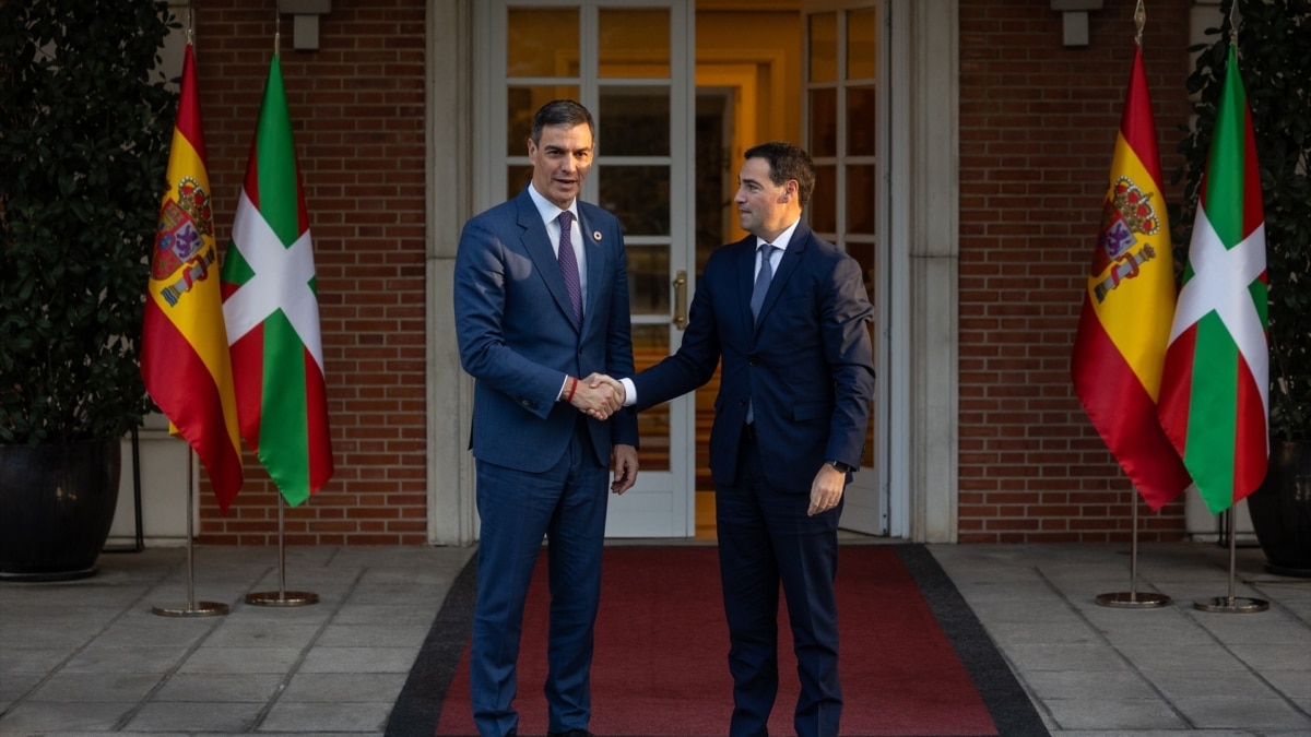 El presidente del gobierno, Pedro Sánchez, y el lehendakari, Imanol Pradales.