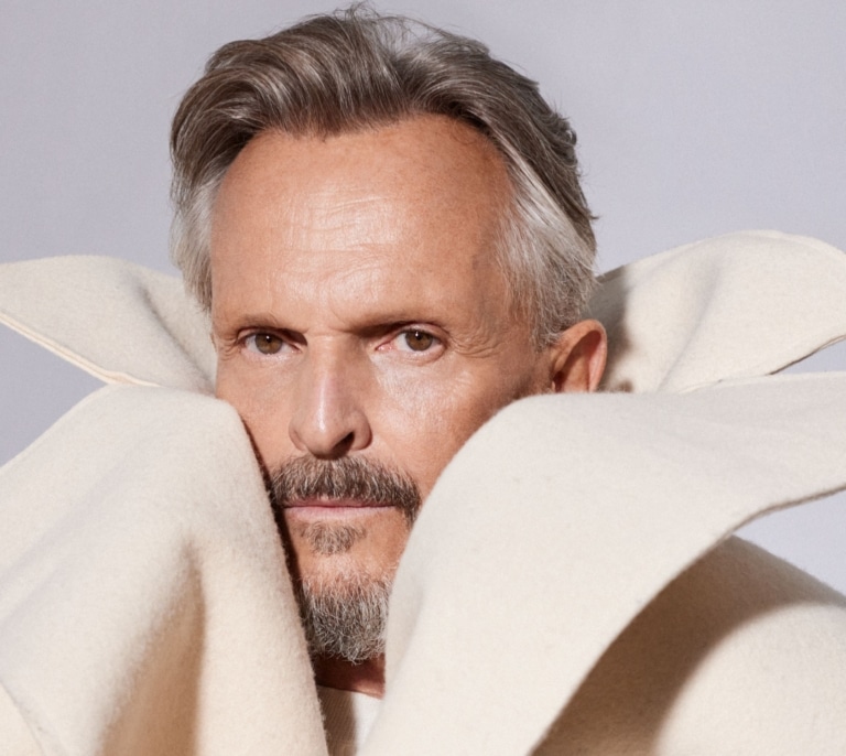 Un Miguel Bosé a prueba de boicots vuelve a los escenarios pese a sus problemas de voz