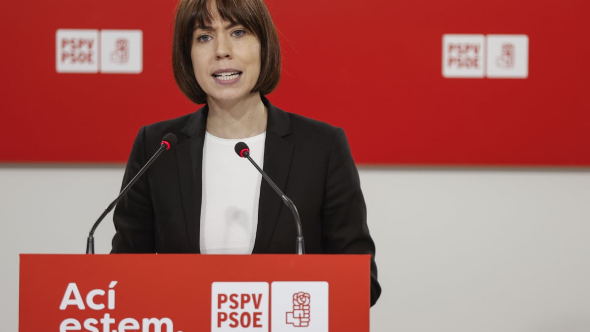 VALENCIA, 15/11/2024.- La secretaria general del PSPV-PSOE, Diana Morant, durante una comparecencia institucional en la sede del partido en València, este viernes, tras finalizar la comparecencia de Carlos Mazón sobre la gestión de la dana en el pleno de Les Corts Valencianes para rendir cuentas de lo que hizo el 29 de octubre y la remodelación de la estructura de su gobierno para adaptarla a la reconstrucción. EFE/Manuel Bruque