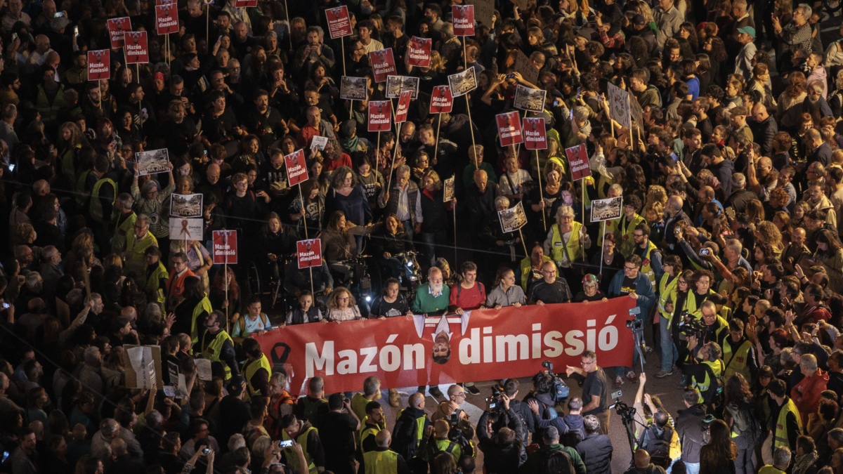 VALENCIA, 09/11/2024.- Cerca de 40 organizaciones sociales, cívicas y sindicatos de izquierda de la Comunitat Valenciana celebran una manifestación en protesta por la gestión de la dana y con el lema "Mazón dimisión", en alusión al president de la Generalitat, que saldrá desde la plaza del Ayuntamiento y recorrerá varias calles del centro hasta llegar al Palau de la Generalitat. EFE/ Biel Aliño