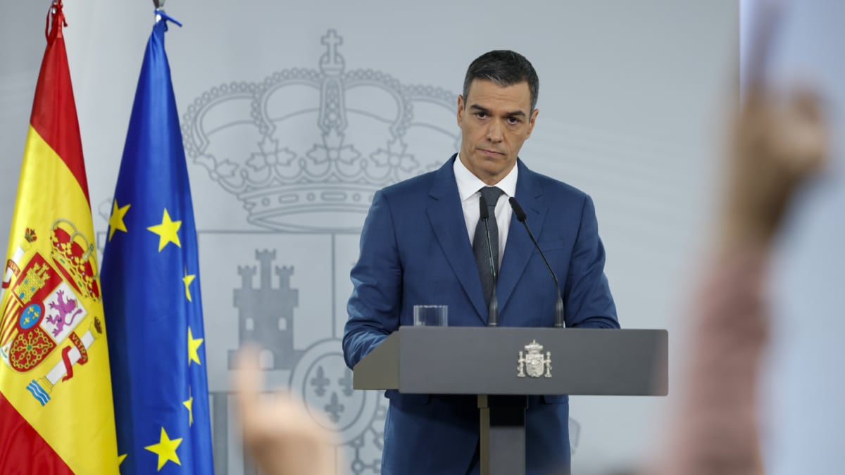 MADRID, 05/11/2024.- El presidente del Gobierno, Pedro Sánchez, comparece en rueda de prensa para anunciar las medidas que incluyen hasta 72.000 euros por casos de incapacidad, entre 20.000 y 60.000 euros por vivienda afectada, hasta 10.300 euros para muebles y enseres dañados, y hasta 37.000 euros para reparar elementos de las comunidades de vecinos. EFE/ Mariscal