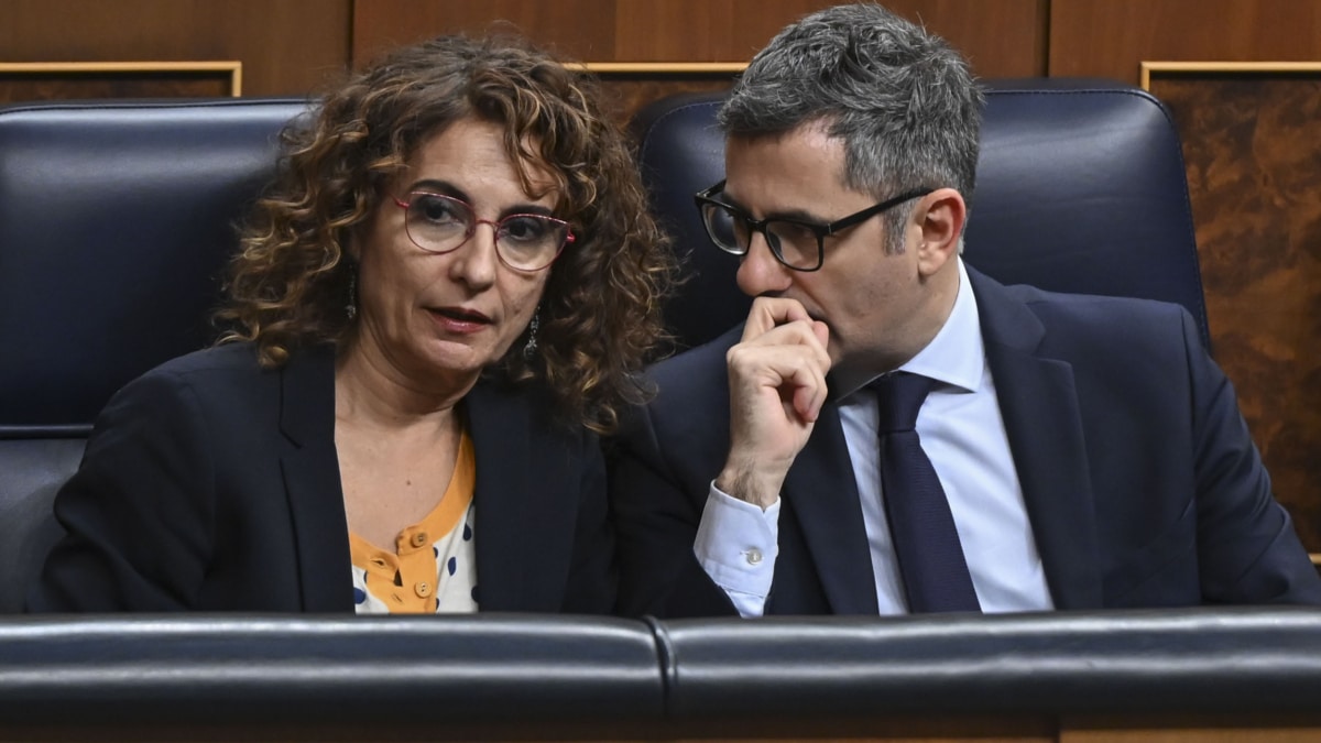 MADRID, 12/11/2024.- La vicepresidenta primera y ministra de Hacienda, María Jesús Montero (i), y el ministro de la Presidencia, Justicia y Relaciones con las Cortes, Félix Bolaños (d), asisten al pleno del Congreso, que toma en consideración una proposición del Parlamento de Cataluña sobre la modificación de la prescripción de los delitos contra la libertad sexual cometidos contra menores de edad, este martes en Madrid. EFE/ FERNANDO VILLAR