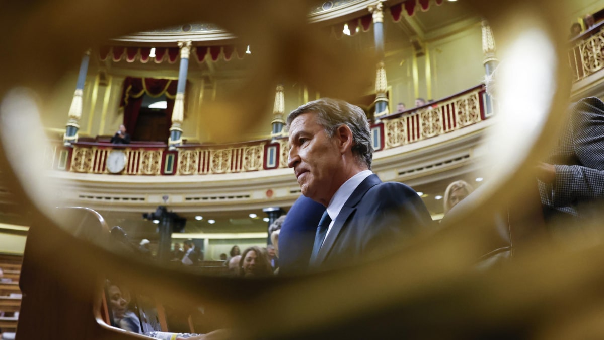 El presidente del PP, Alberto Núñez Feijóo, este miércoles en su escaño del Congreso