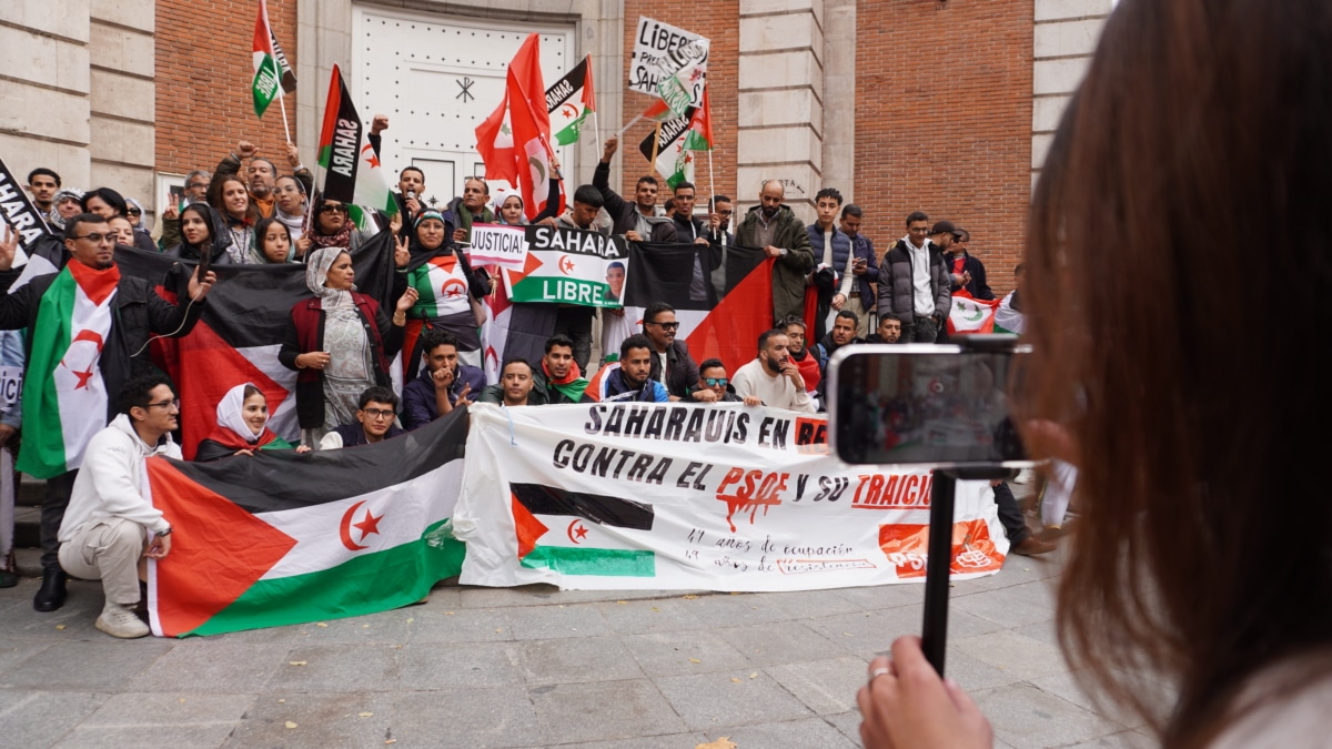 Los jóvenes saharauis llevan su grito hasta Ferraz: "El PSOE es el mayor lobby de Marruecos que ha conocido España"