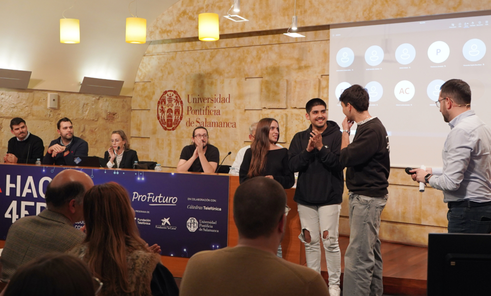 El equipo ganador del primer premio Sénior en la quinta edición de los premios #hack4edu