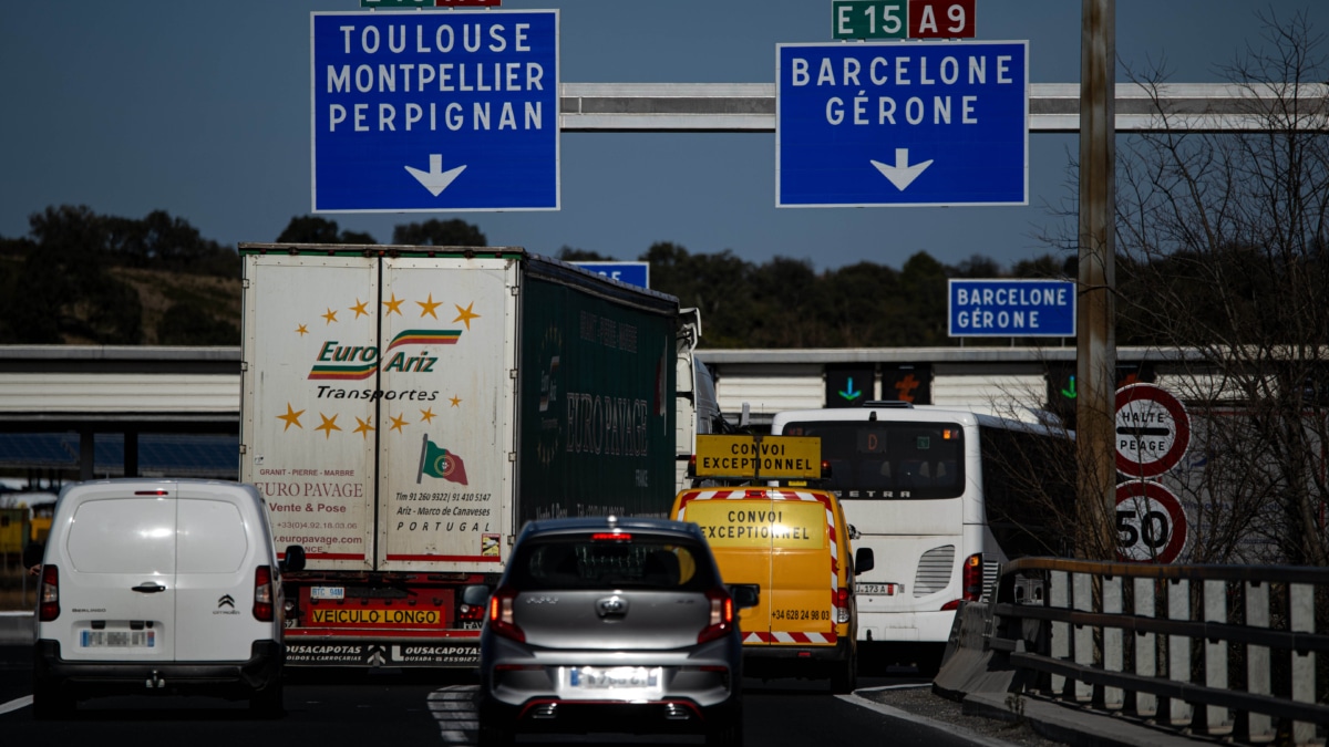 Imagen de archivo de vehículos por la A9 en Le Boulou (Francia).