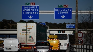 Agricultores franceses cortan el paso y vierten el vino de los camiones procedentes de España