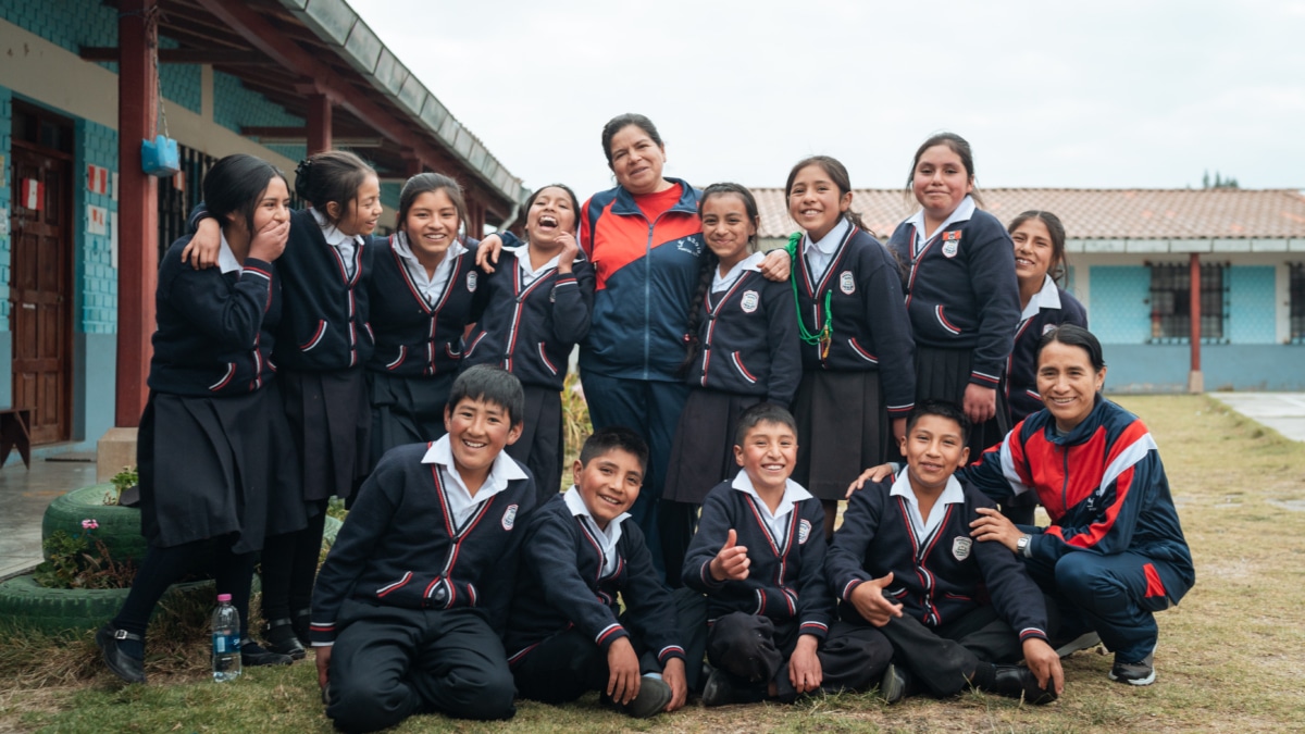 Niños y niñas peruanos de la escuela Porcón Alto (Cajamarca, Perú) donde trabaja ProFuturo, programa impulsado por Fundación Telefónica y la Fundación "la Caixa".