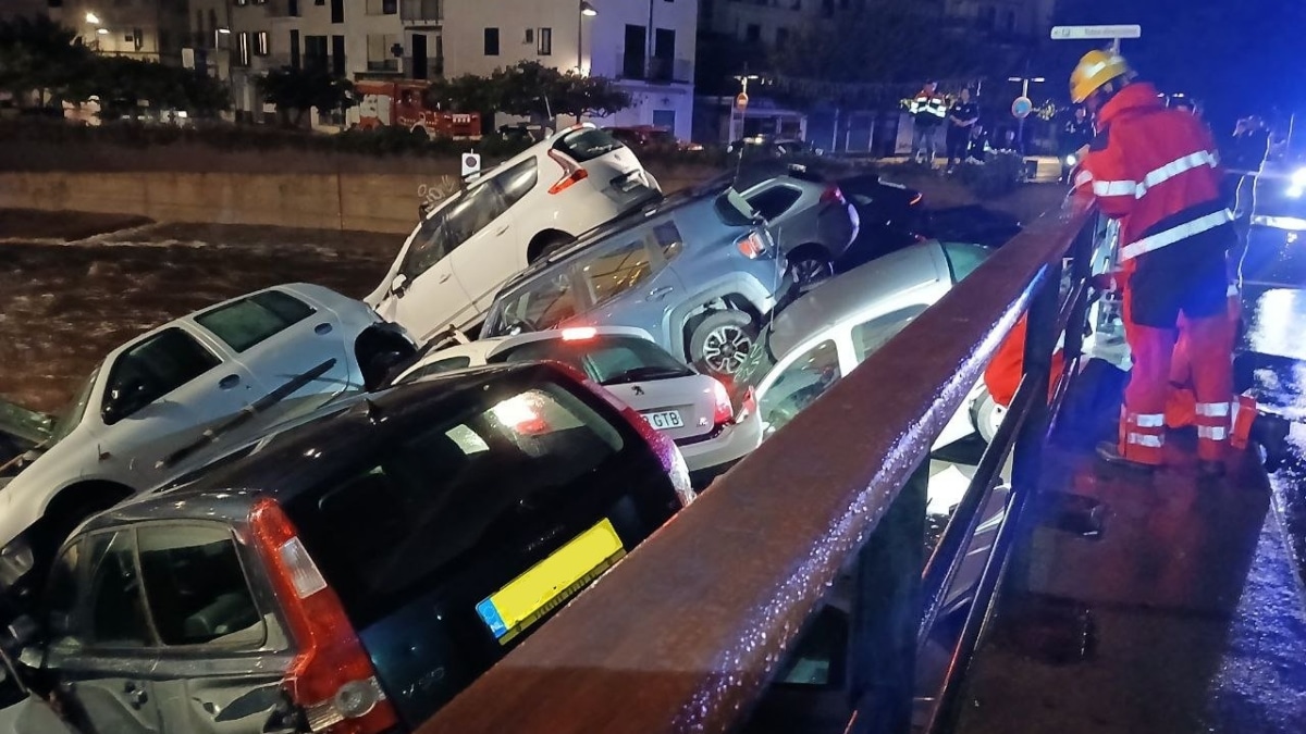 Una riada arrastra 32 coches en Cadaqués durante la madrugada